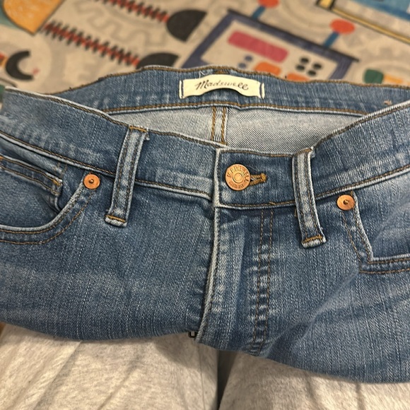Madewell 9” High Rise Skinny Jean
Distressed knees and at ankles - Picture 2 of 4